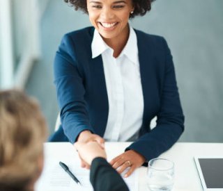 deux personnes dans un bureau