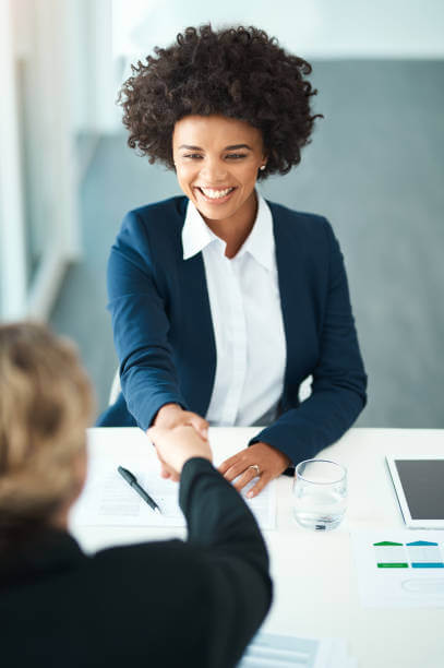 deux personnes dans un bureau