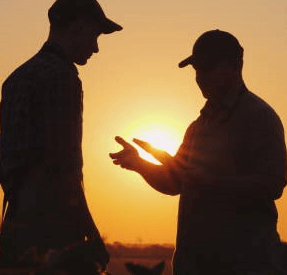 Deux hommes couché de soleil
