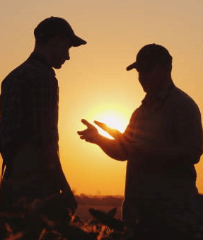 Deux hommes couché de soleil